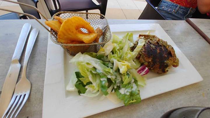 Steack haché salade verte et frites Martigues